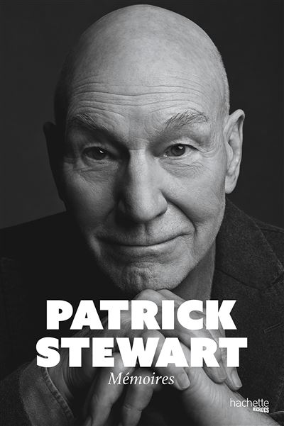 couverture des Mémoires de Patrick Stewart, représentant le portrait de l'acteur en noir et blanc, mains croisées sous le menton, qui nous regarde avec douceur
